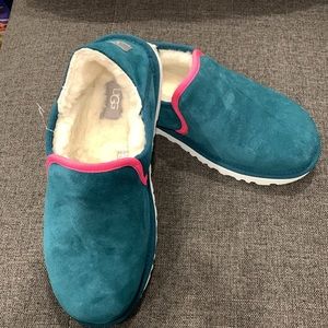 NWOB Ugg Kenton slippers cozy winter casual Sherpa fur classy size 9/42 European